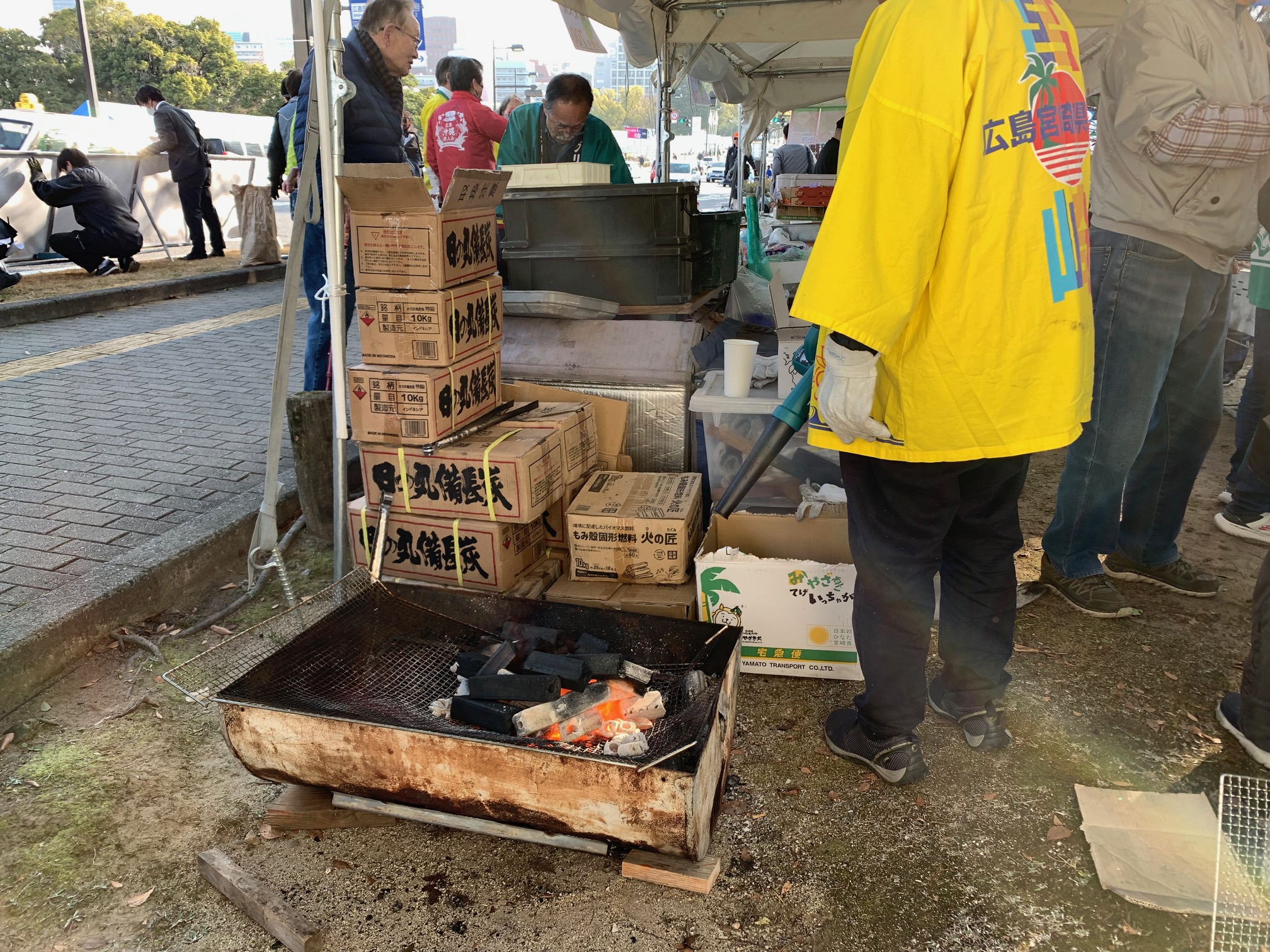 燃え盛る地頭鶏（じどっこ）！煙がてげ食欲を掻き立てる…の巻